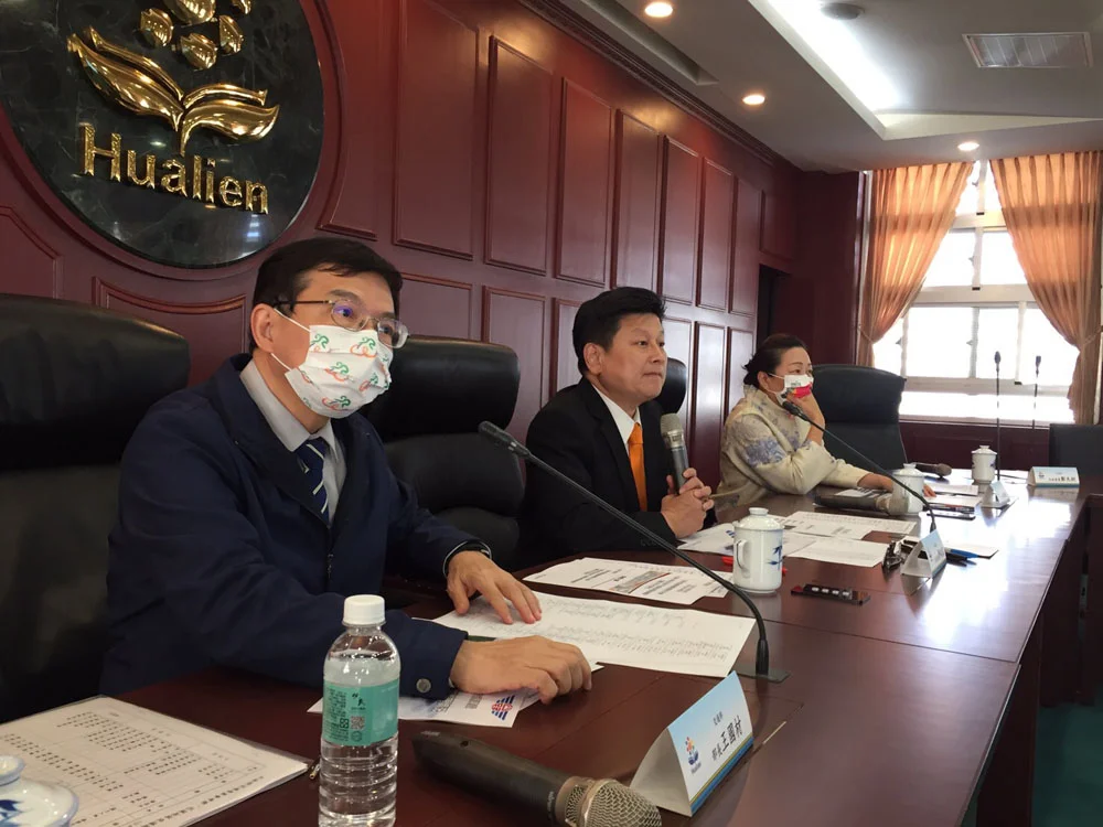 考察座談(左起:交通部王國材部長、立法院傅崐萁委員,花蓮縣徐榛蔚縣長)(圖:交通部)