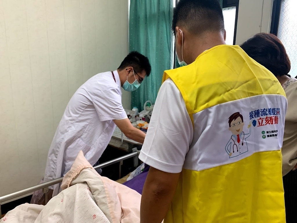 梅山衛生所醫療團隊,為臥床者提供到宅服務。(圖:衛福部健保署)