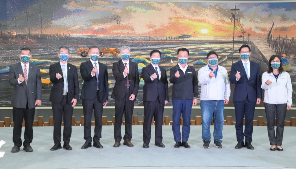 布袋港旅客服務中心啟用儀式合影。(由左至右為高雄港務分公司王錦榮總經理、公路總局陳文瑞局長、臺灣港務公司陳劭良總經理、臺灣港務公司李賢義董事長、交通部祁文中次長、嘉義縣翁章梁縣長、蔡易餘立法委員、交通部航港局陳賓權副局長、布袋鎮陳鳳梅鎮長)(圖:臺灣港務公司)