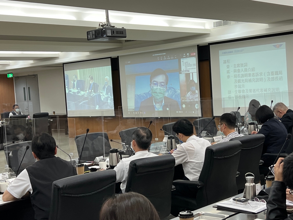 交通部王國材部長召開座談,聚焦客運業者營運困難與政府協助議題(圖:交通部)