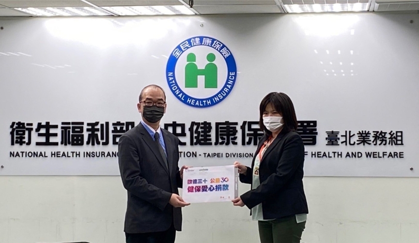 健保署臺北業務組劉玉娟組長(右)代表接受台灣歐德傢俱公司員工致贈健保署愛心專戶捐款,左為歐德傢俱公司郭枝財協理。(圖:衛福部)