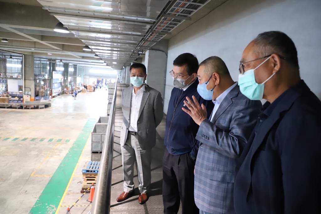 交通部王國材視察臺北港海運快遞業務(圖:交通部)