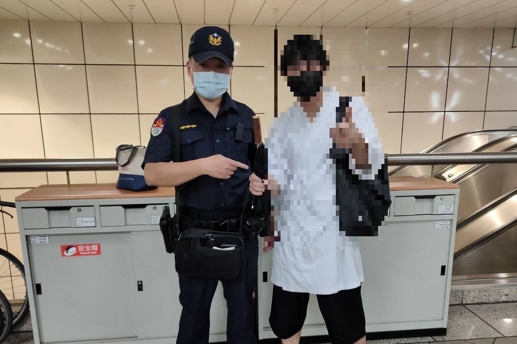 祖父的  回憶傘  遺失  捷警積極協助尋回  平均每天受理遺失物1.9件  最多是隨身包包  皮夾