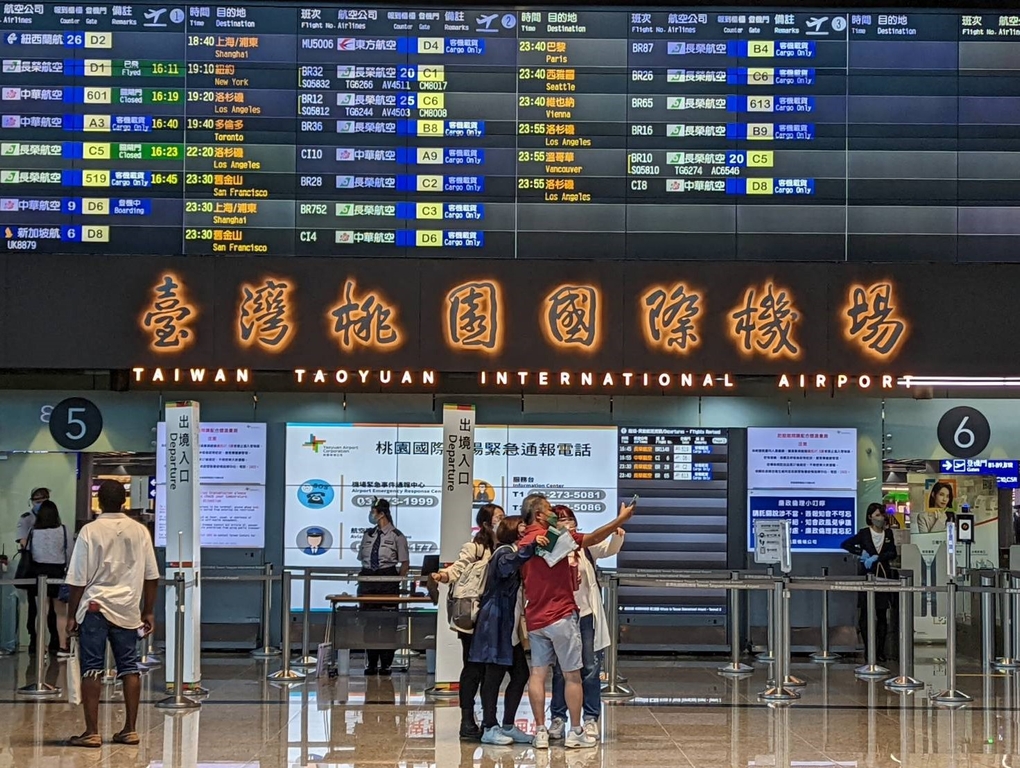 隨著各國疫苗覆蓋率的提升及檢疫政策的調整,跨國旅行逐漸重啟,圖為第二航廈出境大廳。(圖:桃園機場公司)