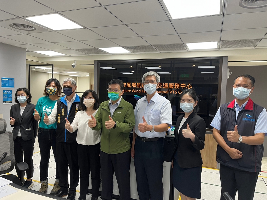 交通部王國材部長視察臺中港離岸風場航道VTS中心合影(圖:交通部)