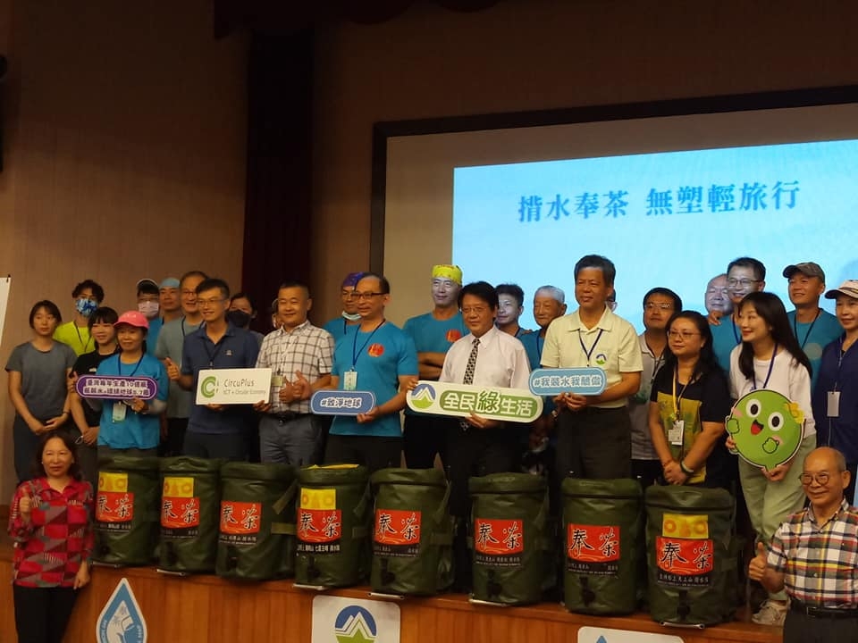 熱血揹水隊上山奉茶