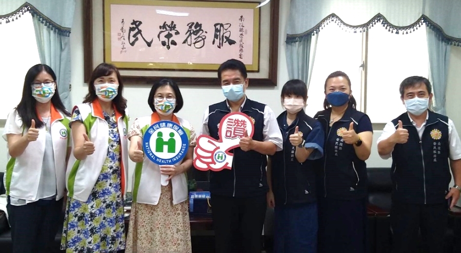 健保署攜手南投縣榮民服務處推動「初領證榮民及榮民遺眷家戶代表加保免奔波跨機關合作方案」(左三:中區業務組李純馥組長、左四:榮服處曹東發處長)(圖:衛福部健保署)