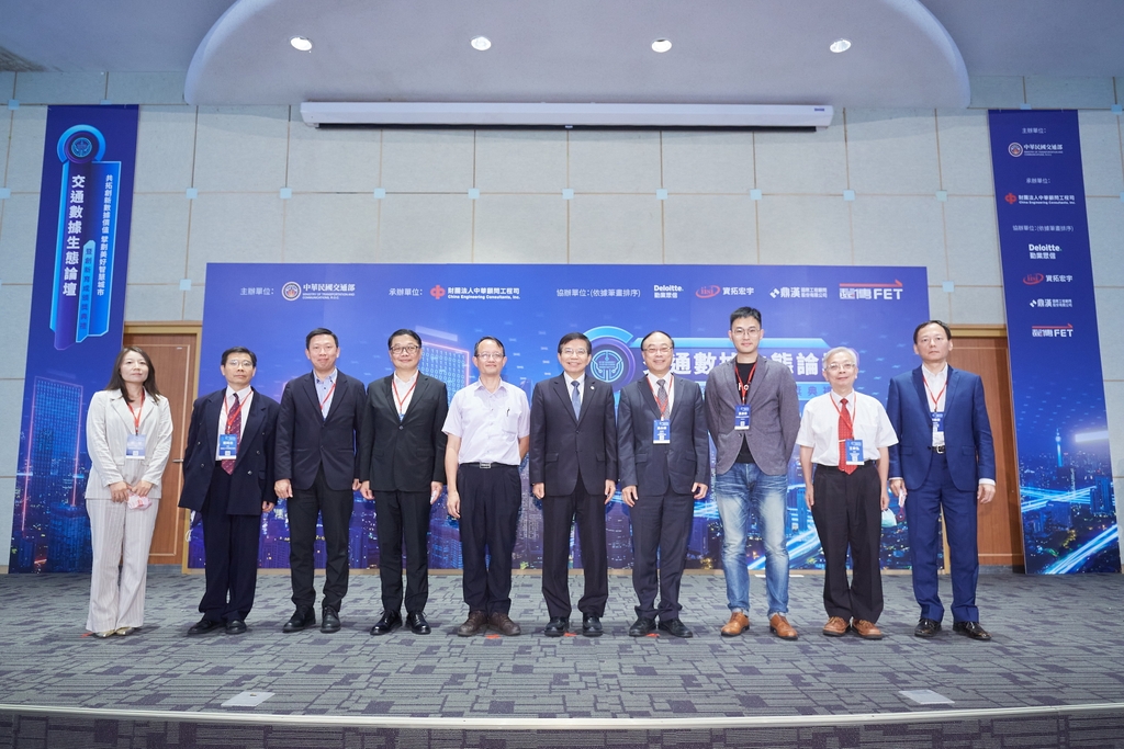 交通數據生態論壇暨創新育成頒獎典禮大合影(圖:交通部)