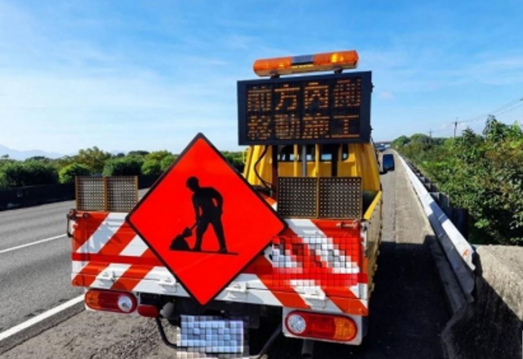 外路肩預告標誌車(圖:交通部高公局)