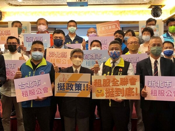 中華民國租賃住宅服務公會全聯會理事長鄭俊杰、營建署副署長陳繼鳴以及全台15個租服公會。圖/好房網News記者蔡佩蓉攝影