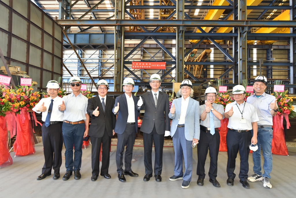 航港1號開工典禮與會來賓合影(圖:交通部航港局)