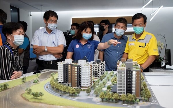 桃園航空城安置住宅服務中心15日正式啟用,為每一位因桃園航空城開發而預定搬遷的徵收區住戶,提供進一步了解房型配置、完善溝通協調的舒適空間。圖/桃園市府提供
