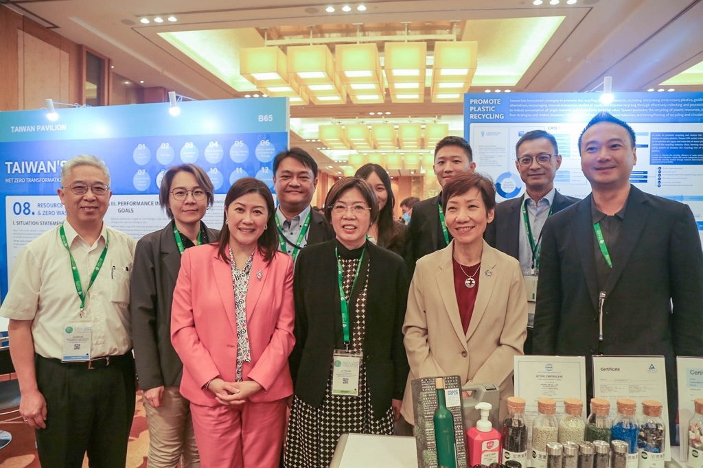 新加坡永續發展及環境部部長Grace Fu(前排右二)至ISWA會場參觀臺灣展區並與團員合影(圖:環保署)