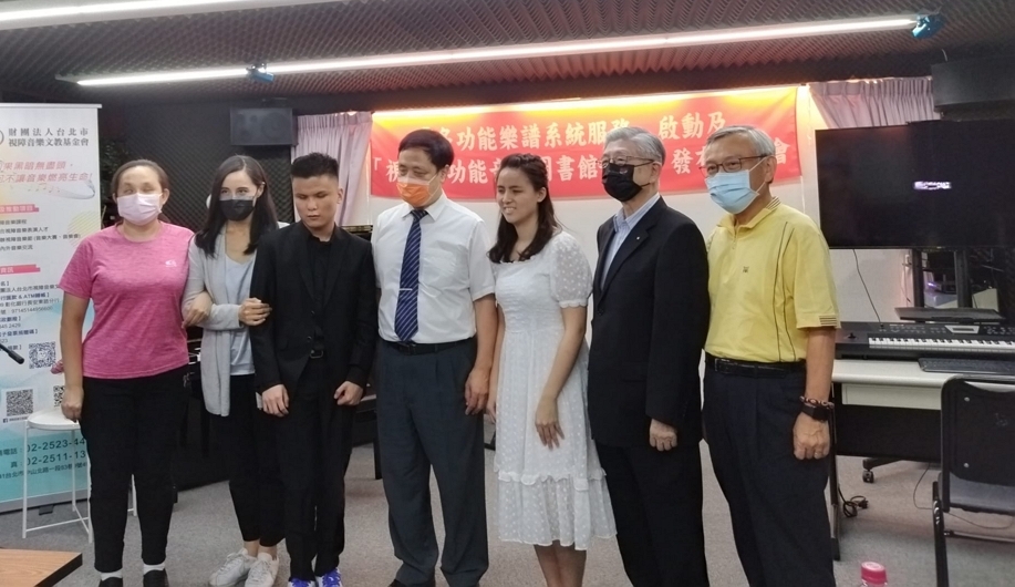 左起:葉樹姍董事、陳妍如(視障樂譜校對者)、黎東綾(明眼樂譜製作者)、黃崇恩(視障優秀學生)、張育豪董事長、鄭竹君(視障音樂人)、賴正信董事、謝伯蒼董事。