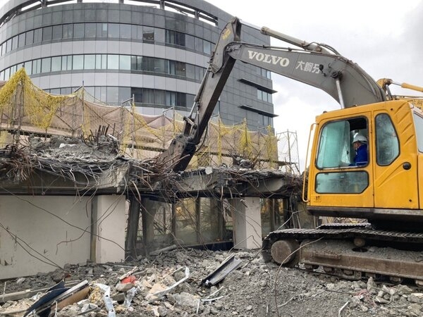 台北小巨蛋旁一處12層、屋齡32年之老舊辦公大樓正在進行拆除,重建後總樓地板面積將增加超過1.5倍。圖/台北市政府提供