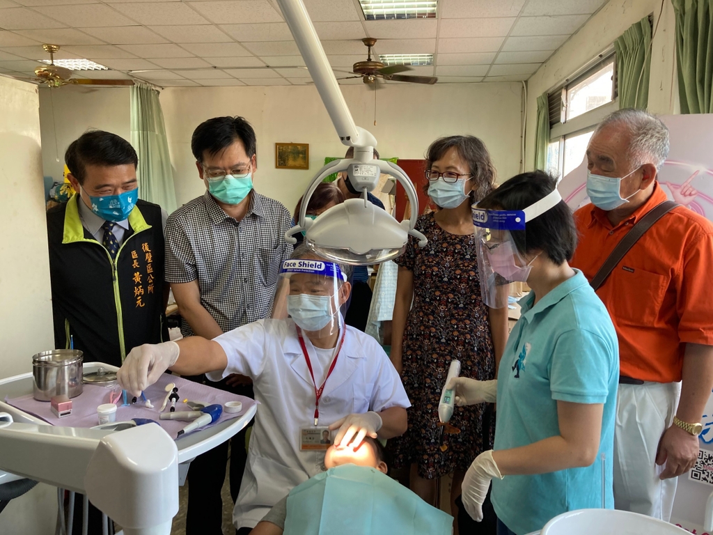 (後排右起)台南開基玉皇宮涂大松主委、健保署南區業務組林純美組長、牙醫師公會陳建璋理事長、後壁區黃炳元區長訪視新設牙科診療椅使用情形(圖:衛福部健保署)