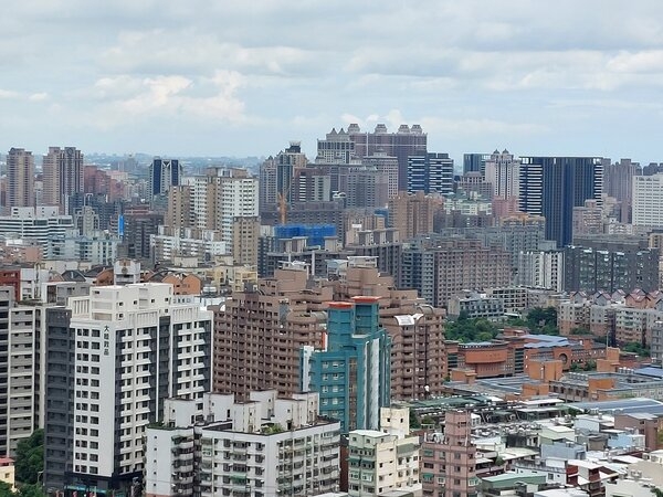打炒房修法延後,出現炒房團、投資客「幸災樂禍」的聲音,花敬群表示,政府打炒房態度明確,9、10月的立法院會期一定力拼通過這次修正案。圖/好房網News記者林和謙/攝