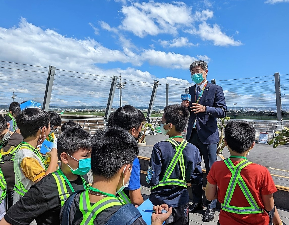 機場公司總經理范孝倫與小朋友開心互動,歡迎師生們參訪桃園機場。(圖:桃園機場公司)