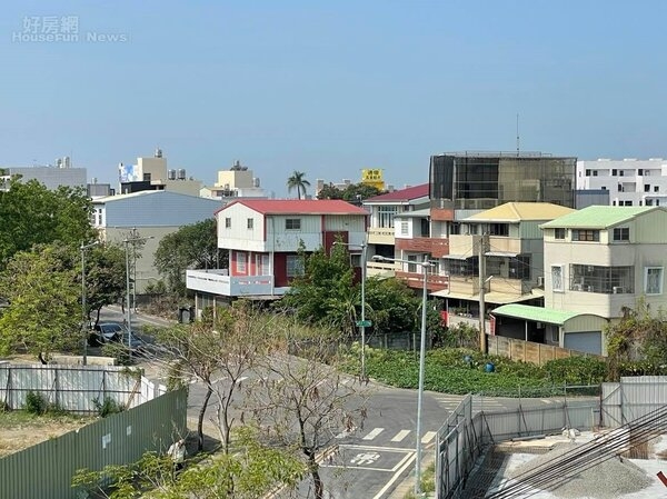 一名網友在中南部買了透天,結果竟被其他人嘲諷「怎麼不買在中北部?」令他相當無奈。示意圖/好房網News記者呂詠柔攝