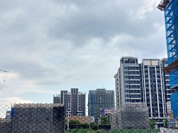民眾可觀察「指標建商是否有降價情勢,將會是拉大議價力道的指標」。圖/好房網News記者林和謙/攝