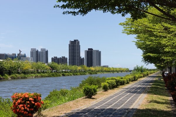 溪東重劃區有6大利多加持,包括公園綠地多、豐富學區、接近未來商60新興商業區、周邊生活機能優異、北外環道路建設、南科發展帶動房市,未來發展可期。圖/業者提供
