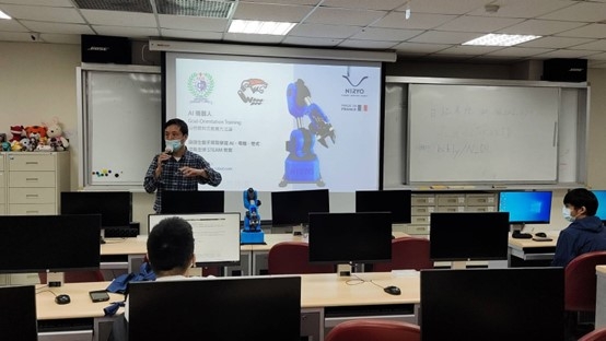 業師介紹國外如何發展研究及教學用的機器手臂